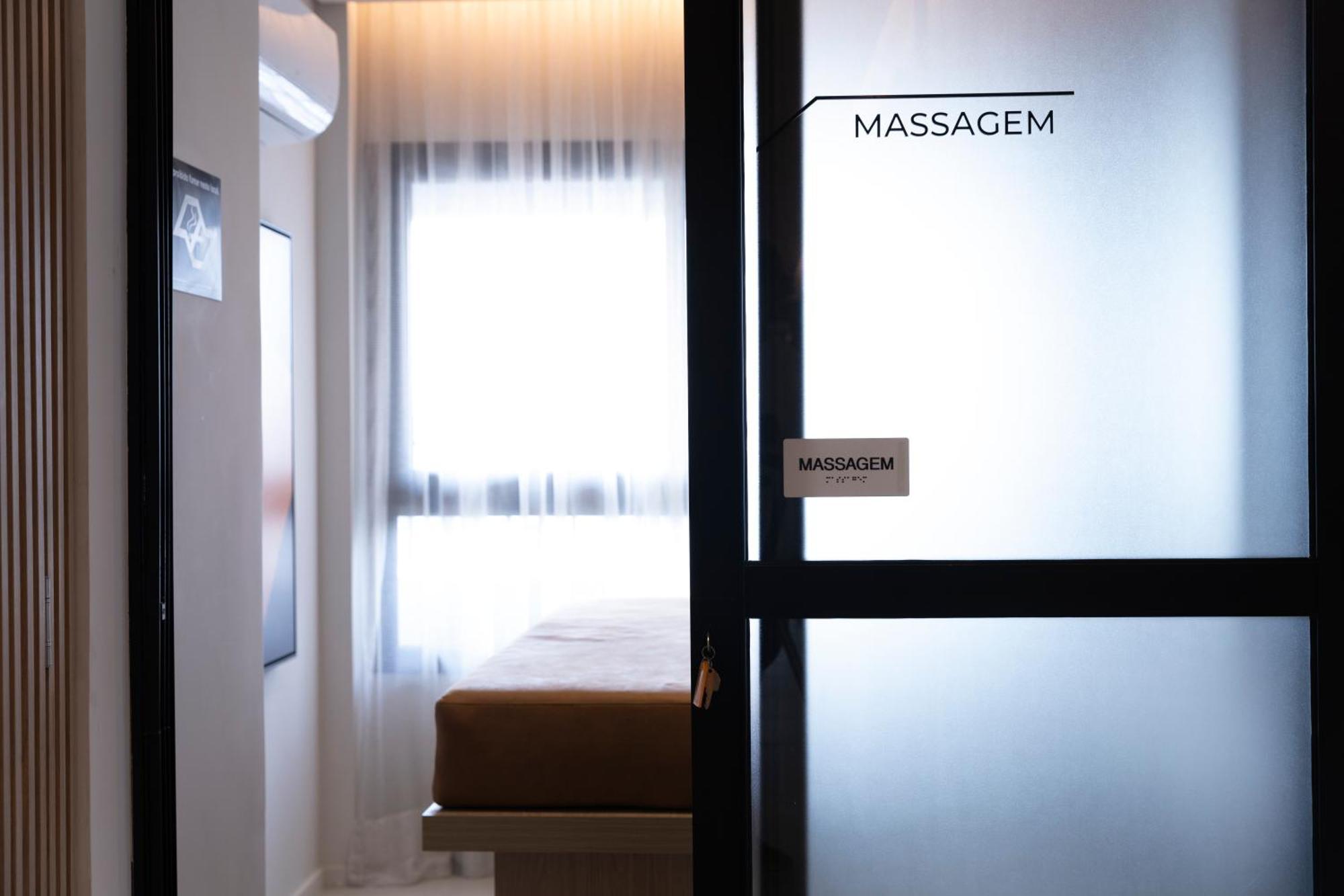 Prox. Shopping Ibirapuera C/ Ar | Brazilian Corner Apartment *